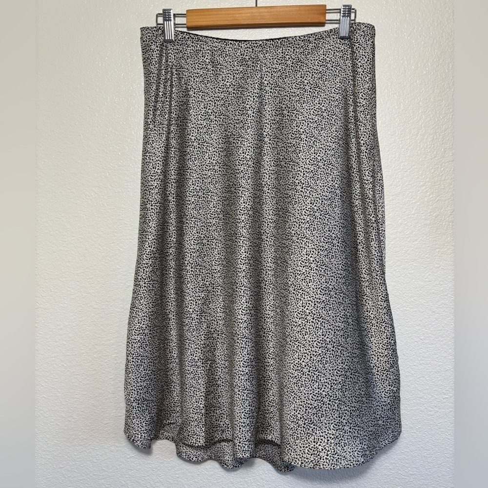 Sienna Sky Satin Knee Length Skirt Size Large | feminine | modest fashion |